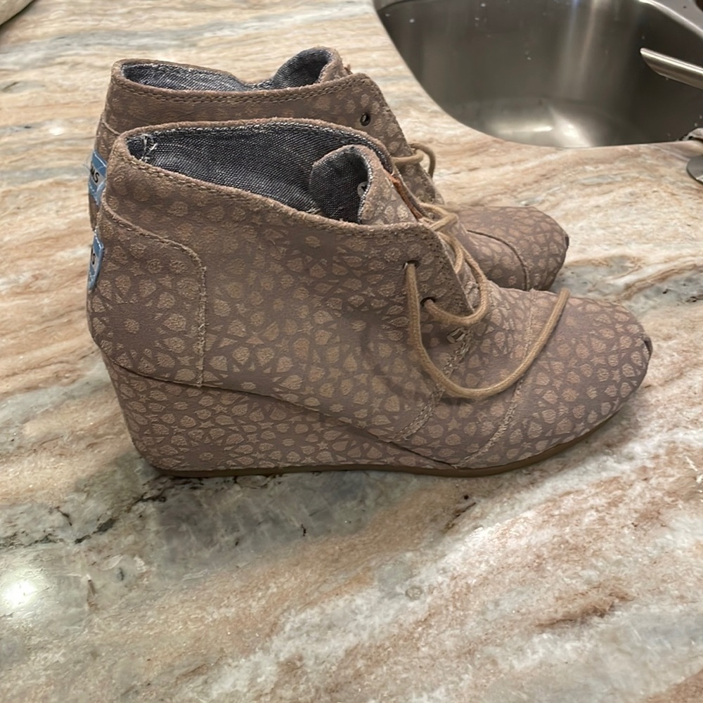 TOMS wedges like new!